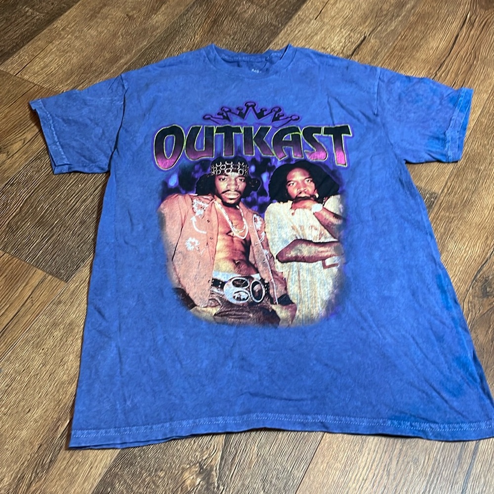 OutKast tshirt 💜 size L pit to pit 18